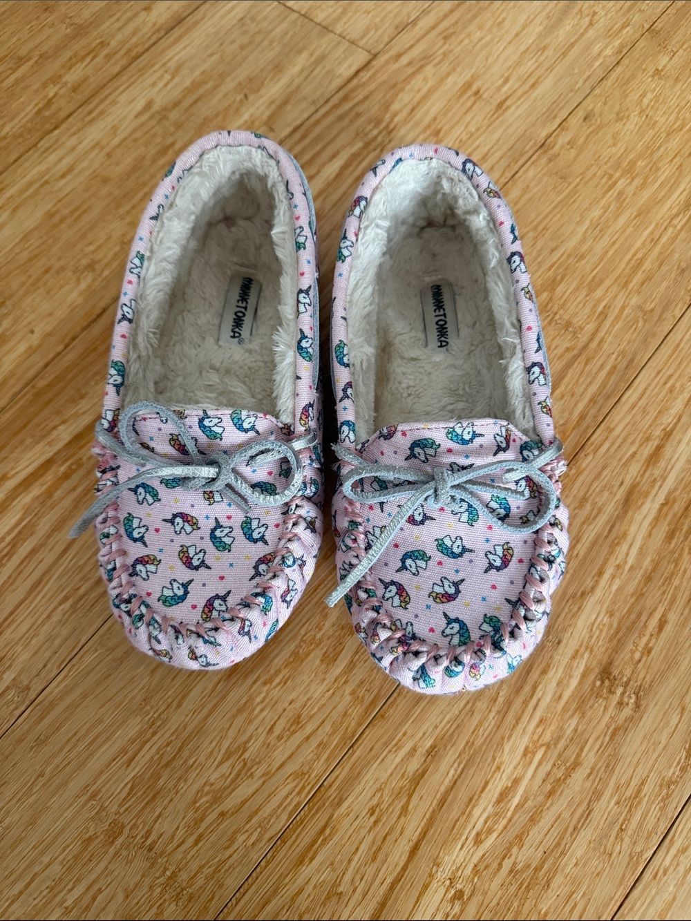 Minnetonka Kids size 3 Light Pink Unicorn Print Moccasin Slippers EUC